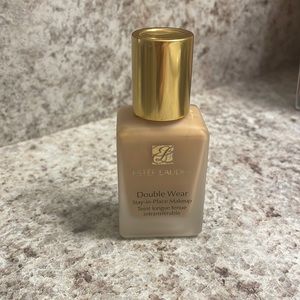 Double wear stay in place foundation shade 2n2